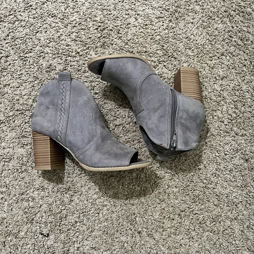 SO Women’s Boots Sz 7.5 Gray Peep-Toe Ankle